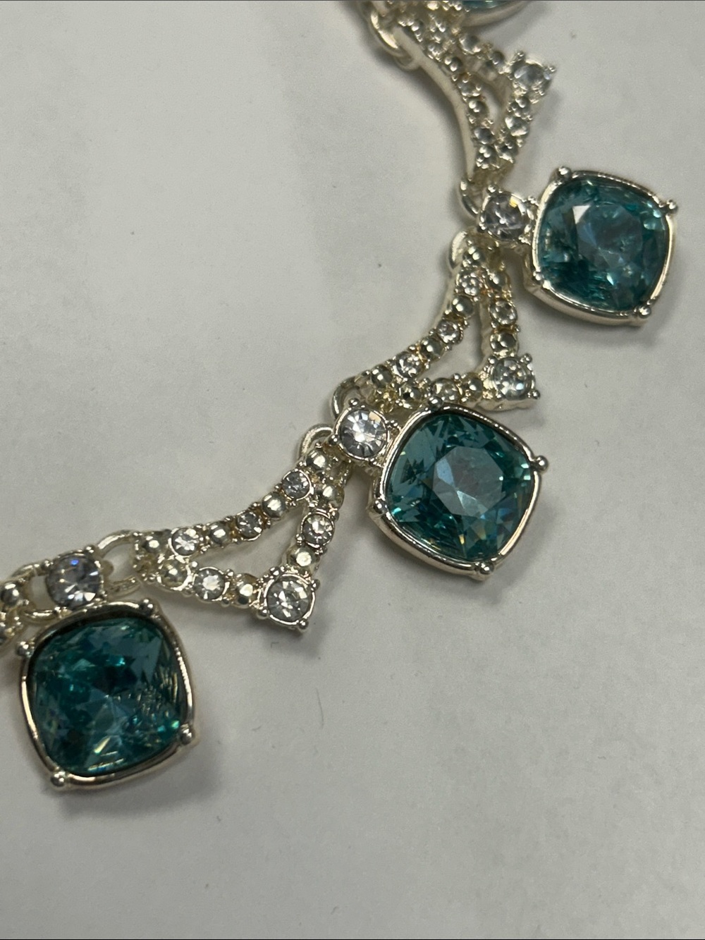 Glamorous AVON GV9 Vintage Icy Blue Silver-Tone Necklace - Picture 2 of 6